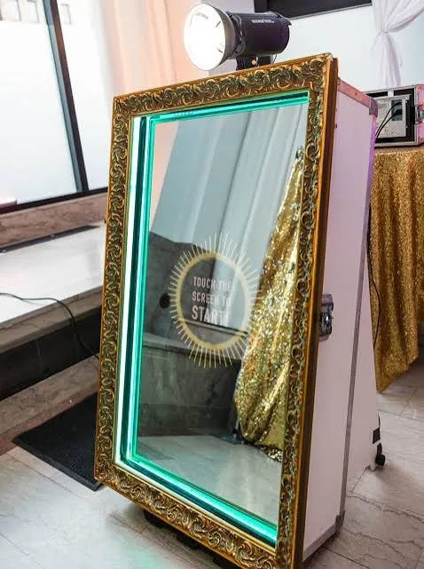 Mirroraze foto ogledalo u zlatnom ramu